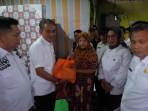 Wabup-Junaidi-Mahir-Bergerak-Cepat-Serahkan-Bantuan.jpg