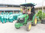 Wabup-kerinci-jambi-Murison-Diarak-Naik-Traktor-Pertanian.jpg
