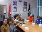 Wakil-Bupati-Muaro-Jambi-Junaidi-H-Mahir-mengikuti-rapat.jpg