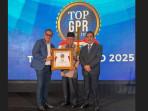 Wakil-Gubernur-Abdullah-Sani-saat-menerima-anugerah-penghargaan-TOP-GPR-Award-2025.jpg