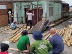 Warga-gotong-royong-memperbaiki-rumah-rusak-akibat-angin-puting-beliung-di-Kayu-Aro.jpg