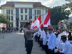 Warga-memberi-hormat-ke-Bendera-Merah-Putih-saat-pelepasan-baiat.jpg