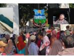 Warga-mengantre-di-gerbang-Pendopo-Alun-Alun-Garut-Jawa-Barat.jpg
