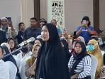 Yanti-satu-diantara-warga-Aur-Kenali-yang-diberi-kesempatan.jpg