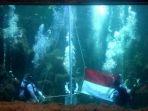 aaliyah-massaid-bersama-beberapa-penyelam-mengibarkan-bendera-merah-putih.jpg