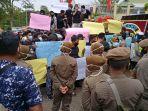 aksi-massa-demo-di-depan-dprd-yang-bertepatan-dengan-hut-sarolangun.jpg