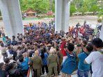 aksi-ratusan-mahasiswa-pmii-dan-imm-merangin-di-gedung-dprd-tolak-uu-omnibus-law-cipta-kerja.jpg