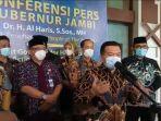 al-haris-saat-konferensi-pers-di-depan-ruang-vip-bandara-sultan-thaha-saifuddin-jambi.jpg