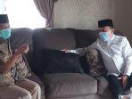al-haris-sedang-mengobrol-dengan-fachrori-umar-saat-berkunjung-ke-kediamannya-di-jambi.jpg