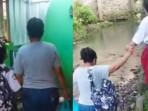 anak-pergi-sekolah-lewat-sungai-viral-02082025.jpg