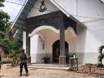 anggota-polres-tanjab-barat-amankan-gereja-di-tanjab-barat.jpg