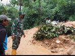 anggota-tni-saat-berada-di-lokasi-longsor-di-kawasan-jalan-lintas-bangko-kerinci.jpg