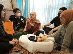 aurel-dan-atta-halilintar-datangi-rumah-lesti-kejora-dan-rizky-billar-menjenguk-baby-leslar.jpg