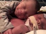 bayi-memeluk-kembar-mason-hawk_20160911_135339.jpg
