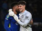 bek-sayap-chelsea-merayakan-kemenangan-timnya-dengan-sang-kiper.jpg