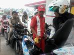 bensin-ke-motor-spbu-petugas.jpg