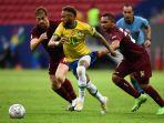 bintang-psg-dan-brasil-neymar-melewati-penjagaan-bek-venezuela.jpg