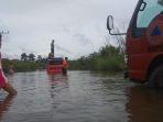 bpbd-dan-kepolisian-akan-mengevakuasi-mobil-opascakecelakaan-tenggelamnya-mobil-camat-jangkat-tim.jpg