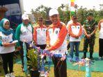 bupati-kerinci-adi-rozal-menggunting-pita-saat-lounching-sambungan-gratis.jpg
