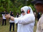 bupati-masna-busro-saat-latihan-menembak-di-polres-muarojambi.jpg