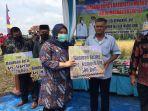 bupati-muaro-jambi-masnah-busro-saat-panen-raya-di-desa-kemingking-luar.jpg