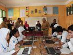 bupati-tanjab-barat-ir-safrial-meninjau-unbk-di-smpn-1-kuala-tungkal.jpg