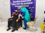 bupati-tebo-sukandar-disuntik-vaksin-kamis-422021.jpg