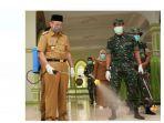 cegah-corona-cek-endra-semprotkan-disinfektan-di-masjid.jpg
