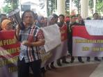 demo-pedagang-ke-dprd_20160321_103215.jpg