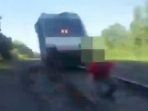 detik-detik-menegangkan-saat-seorang-polisi-selamatkan-pria-yang-hampir-terlindas-kereta-api_20180726_193728.jpg