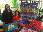 dina-dan-iko-memamerkan-produk-iko-batik-jambi-handy-craft-dan-karya-seni.jpg