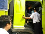 dinas-perhubungan-provinsi-jambi-bersama-dishub-kabupaten-sarolangun-menilang-sopir-truk_20180914_204853.jpg