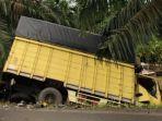 dua-truk-mitsubishi-canter-dari-arah-berlawanan-bertabrakan.jpg