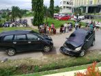 dua-unit-mobil-yang-ringsek-di-rsud-hanafie-bungo-jumat-212_20161202_213546.jpg