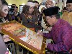 fachrori-buka-celebration-of-day-pameran-photo-jambi-tempo-doeloe-bandara-pintu-masuk-wisatawan.jpg