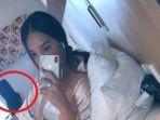 foto-anya-geraldine-pakai-baju-seksi-di-ranjang.jpg