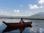gede-agus-wardika-mendayung-sampan-melintasi-danau-batur-menuju-ke-sekolahnya-rabu-492019-pagi.jpg
