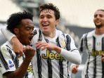 gelandang-juventus-frederico-chiesa-merayakan-gol-dengan-rekan-setimnya.jpg