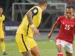 gelandang-sayap-timnas-indonesia-irfan-jaya-kanan-mencoba-melewati-bek.jpg