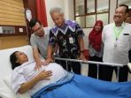 gubernur-jawa-tengah-ganjar-pranowo-saat-menjenguk-sang-ibu-yang-minta-perutnya-dielus_20171124_231343.jpg