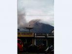 gunung-kerinci-mengeluarkan-asap-tebal-warna-kecokelatan.jpg