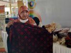 guru-honorer-jualan-batik.jpg