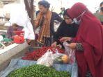 harga-daging-dan-cabai-merah-di-pasar-kramat-tinggi-2.jpg