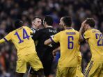 ianluigi-buffon-melakukan-protes-keras-kepada-wasit-michael-oliver_20180412_081528.jpg