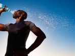 ilustrasi-minum-berdiri_20180602_000528.jpg