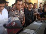 jajaran-polrestabes-bandung-menunjukkan-bukti-bukti-kasus-dua-pria-yang-ditembak.jpg
