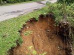 jalan-nyaris-putus-bungo-jalan-longsor.jpg