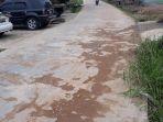 jalan-rabat-di-lorong-flamboyan-di-mendalo-indah-jaluko-yang-baru-dibangun-tampak-rusak.jpg