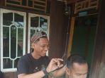 jasa-pangkas-rambut-panggilan-di-tanjabtim-di-masa-pandemi-corona.jpg