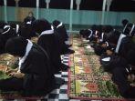 jelang-festival-budaya-mandi-safar-ratusan-santri-menulis-doa-di-selembaran-daun-mangga.jpg